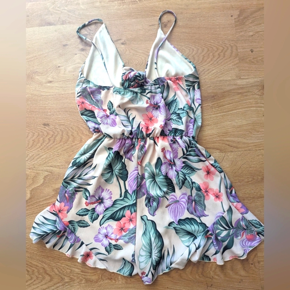 NWOT Hibiscus Key Hole Floral Romper - Picture 2 of 5